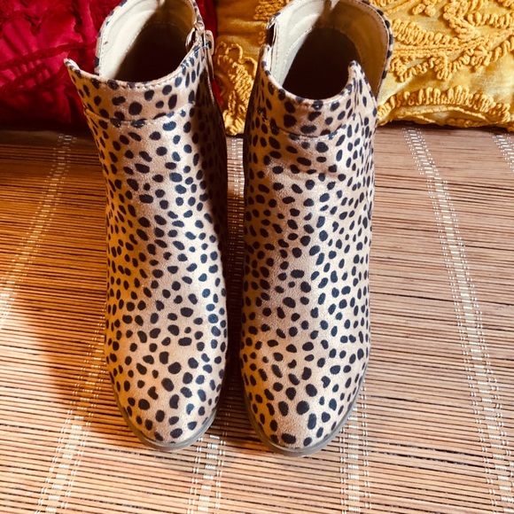Sold!!!⭐️Leopard Print Wedged Booties ⭐️ - Picture 4 of 7